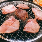 Gyuutan Tabehoudai Sendai Horumon Yakiniku Sakaba Tokiwatei - 肉塊レモン牛タン(切り分けたあと)