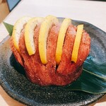 Gyuutan Tabehoudai Sendai Horumon Yakiniku Sakaba Tokiwatei - 肉塊レモン牛タン(提供時)