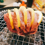 Gyuutan Tabehoudai Sendai Horumon Yakiniku Sakaba Tokiwatei - 肉塊レモン牛タン(焼いているところ)
