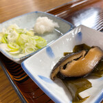 そば処たけみ - すんきそば：付け合わせ、温でも葱＆大根おろし。