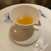 家寶 跳龍門 - 初手にデミカップに上湯だけ、というのは実にうるさ型のヤップンヤン向け演出だなと思う。旨し、だけど火腿抑えめ。