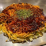 としのや - 【府中焼き　ばりっと黒焼き　肉玉そば】(税込850円)
            ・蒸し中太麺
            ・オタフクソース
            ・焼き方:しっかり押さえる
            ・焼き上がりの形:整った焼き上がり
            ・鉄板またはお皿で食べるのがスタンダード