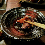Fukurou - 壺漬け一本 中落ちカルビはデカい為　専用のハサミでカット ちなみに壺漬け一本 中落ちカルビは別で専用のタレ付き