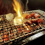 福久籠 - こんな具合で火が高くなったら氷で鎮火 これも焼肉専門店では初体験 ナイスアイデア！