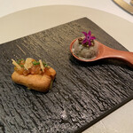 メイ - ❶アミューズ
      ・豚の頰肉、耳のゼリー寄せ（テッドドフロマージュ）、粒マスタードのソース。
      ・ピーマンのムースを入れたグジェール。