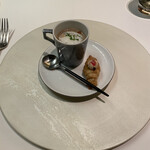 メイ - ・椎茸のスープ・トマトを練り込んだミニクロワッサン、アンチョビソース。