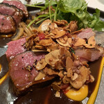 メイ - 骨つきロース、前腕、腿肉のロティ。