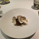 メイ - ❸フォアグラのポワレ、本ワサビ、セップ茸、里芋と落花生のガレット、ユリネ、コンソメスープ。