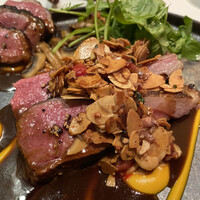 メイ - 骨つきロース、前腕、腿肉のロティ。