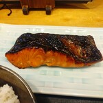 魚屋 小次朗 - サーモンの照り焼き（ボリュームがすごい）