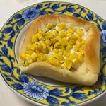 ワンミリオンベーカリー - 料理写真:スイートコーンブレッド１４０円。
 
スーパースイートコーンのマヨネーズを和えてトッピングしてあります。