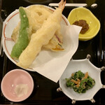 Tsuyama Kakuzan Hoteru - 季節野菜の天ぷら（海老・青唐・蓮根、南瓜）
                        、阿波村の肉味噌、本日の小鉢 