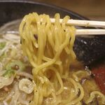 吉山商店 - 黄色く光る麺は、コシとツヤのバランスグー！で、味噌スープとの親和性も高め！
