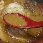 吉山商店 - スープは塩気はそこそこに、味噌のコク、マー油のような香ばしい風味がこだましてウマー！