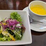 ラ・ルナ・ロッサ - ランチセットのスープ（かぼちゃ）とサラダ