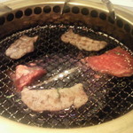 山形牛ステーキ＆焼肉 かかし - ロータアーで 焼いている図