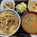 吉野家 - 牛丼並盛りに肉ダク、ネギダク追加。お新香と豚汁と共に