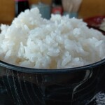 食い処・飲み処 源八 - 大盛りにしたご飯、器は小さかったけど中に詰まってた量が多かった