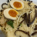 らーめん錦 - 全部のせ、ロゴが見えたところ。