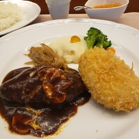 厳選洋食さくらい - ハンバーグ&カニクリームコロッケ