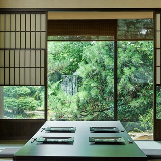 大きな窓から臨む長良の自然と落ち着いた店内