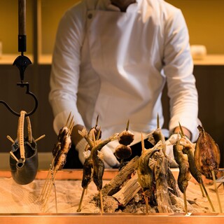 鮎の塩焼きなど日本の里の食を味わう囲炉裏・茶房