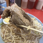 Ramen Fujimaru - 豚は相変わらずの超ワイルド豚。最近、デカさが凄いことになってる…！もう少し小さくて良いんだけどな。