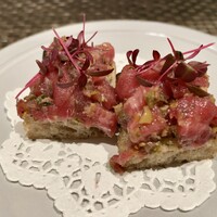 ARMONICO - 本マグロと黒オリーブのブルスケッタ、ケッパー ディル オレンジ