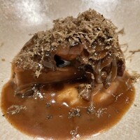 ARMONICO - 高原黒牛タンの煮込み 秋トリュフと舞茸 赤ワインビネガーとマルサラ酒と赤ワインのソース