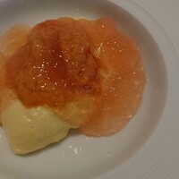 パトゥ - 飛騨高山産ミルキーコーンのムース 浜中のうにとトマトクーリ(料理写真のタイトルは席に置かれたメニューのとおりです)