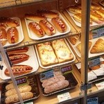 デイリーヤマザキ - 料理写真:店内の焼きたてパンコーナー