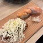 Sannomiya Sushi Ebisu - 左はとろける鰻バター（その場でバターをかけてくれます♪）右はとろけるサーモン。