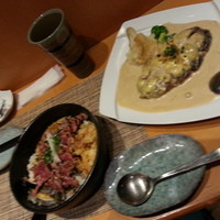 旬菜ステーキ処 らいむらいと - チーズハンバーグ（右）とステーキ丼