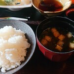 Kuwamizusaryou - 神水九織御膳のご飯、味噌汁