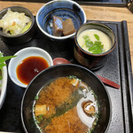 Isoyataikoma - 味噌汁は赤出汁、茶碗蒸し、蒟蒻炒め