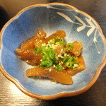 寿司割烹　魚徳 - お通し（鯨のすじ煮込み）