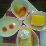 フォリクロ - デザートプレート（フルーツ・オレンジムーズ・シフォンケーキ・パンナコッタ）