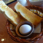 Aiba kohiten - モーニングサービス中は全てのドリンクにトーストと茹で卵がサービス