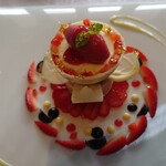 シャトー　ラ・パルム・ドール - 下にはいちごのスライス、いちごのコンポート、いちごのアイスケーキ、チョコのアイス、ホワイトチョコの器にはバニラ、フランボワーズのシャーベットが入っているとの説明。