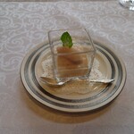 シャトー　ラ・パルム・ドール - デザート前の一皿
      桃のパルフェ
      周りには桃のヨーグルト、
      上には桃のソルベとの説明。