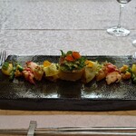 シャトー　ラ・パルム・ドール - ◯前菜
      さつま芋とりんごのサラダ
      クレマンティーヌというレンズ豆のソース
      柿のコンポート、蝦夷アワビ、ホタテ、オマール海老、カリフラワー、トマト、いんげん豆
      ソースはいんげん豆のピューレソース