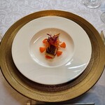 シャトー　ラ・パルム・ドール - ◯始まりの一品
      伊勢マダイのポワレ（瞬間燻製にて）
      下に人参のピューレ
      人参のグラッセ、人参のビッシーを上に載せてある。
      人参のドレッシングとの説明。