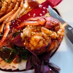 シャトー　ラ・パルム・ドール - 先ずは身から食べてみた。
      プリッとしてて風味良い感じ。
      海老の濃厚な風味とコクのあるアメリケーヌソース、
      そこに焦がしバターで更に厚みを与え
      粒マスタード、ビーツのソースで味わいを締める