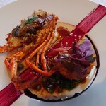 シャトー　ラ・パルム・ドール - ソースは伊勢海老の殻で出してるアメリケーヌソース（海老のオイルソース）、粒マスタードの入った焦がしバター、ワインのソース、真ん中は赤かぶのビーツをまるごとピューレ上にした濃厚なソースとの説明。