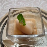 シャトー　ラ・パルム・ドール - 桃のヨーグルトは甘さ控えめで桃の風味が良い感じ。
      果汁感たっぷりで甘い桃のソルベと交互に食べると
      味わいの変化が面白いねえ。