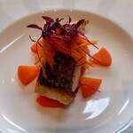シャトー　ラ・パルム・ドール - 石真鯛の皮がこんがりと焼かれてて香ばしい味わい。
      人参の甘みと合ってて美味しい。