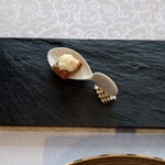 シャトー　ラ・パルム・ドール - ◯お食事前の一品
      ライ麦パンのクロックムッシュ
      一口サイズのフィンガーフードとなる。
      何だかライ麦パンの麦の風味、
      ピザ系（チーズ）の美味しい味わいだねえ。