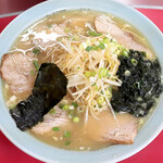 ラーメンショップ - 盛りは、叉焼、白髪ねぎ、わかめ、海苔で、ねぎは青ねぎでした。