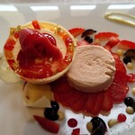 シャトー　ラ・パルム・ドール - 甘さたっぷりな
      ホワイトチョコレートやいちごのアイスケーキ、
      いちごに合うチョコレートアイス、
      酸味あるフランボワーズのシャーベットといちごスライス
      いちごのコンポート