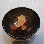 シャトー　ラ・パルム・ドール - ◯オマール海老のカンス（爪の部分）
      を軽く湯通しし
      野菜料理のラタトゥイユと合わせてある
      パンとオレンジのパウダーのような物
      これはオマール海老の味噌のようなコライユという
      部分を乾燥させてパウダーに